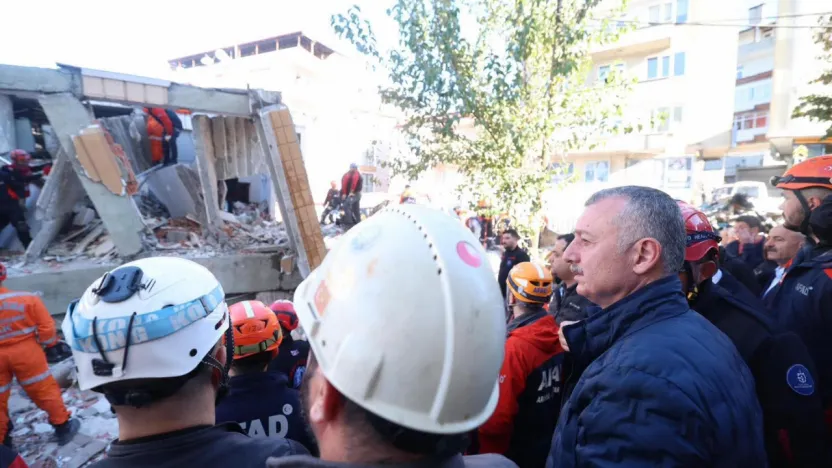 Ekipler enkazdan gelen sese ulaşmaya çalışıyor