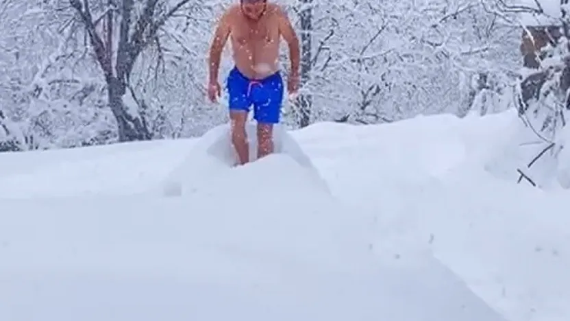 Eksi 10 dereceyi aldırmadan şortuyla karda yüzdü
