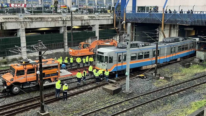 Metro raydan çıktı, ulaşımda aksamalar yaşanıyor