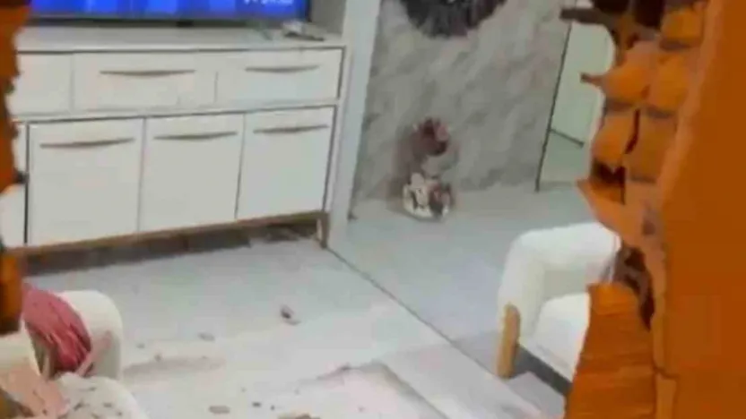 Evinde otururken kamyonetin çarptığı duvarın altında kalarak yaralandı