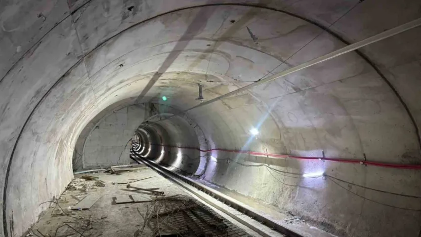 Gebze'de 4 kişiye mezar olan binanın yakınından geçen metro hattının içi görüntülendi