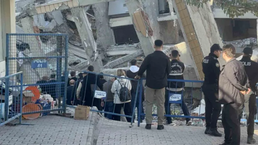 Gebze'de çöken binanın enkazında inceleme yapılıyor