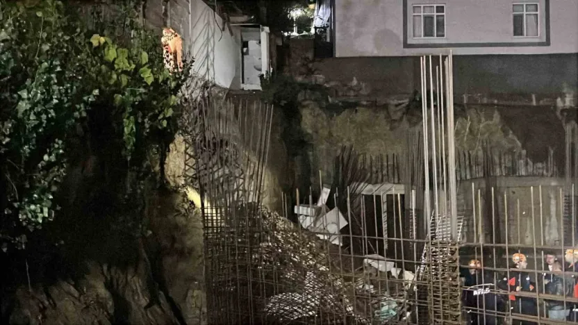 Müstakil evin duvarı çöktü, 4 kişilik aile ölümden döndü