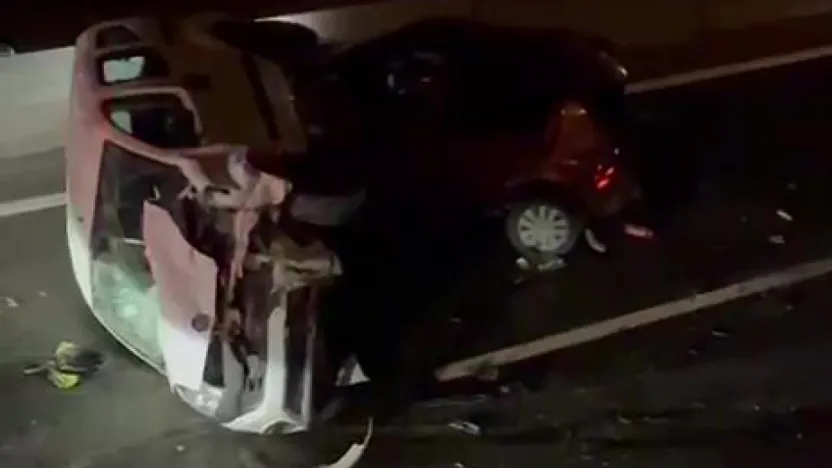 Hafif ticari araç, lastiği patlayan otomobile çarparak yan yattı: 2 çocuk yaralı