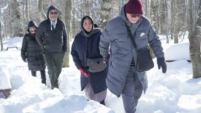 Bembeyaz örtü üstünde kar topu savaşı yaptılar