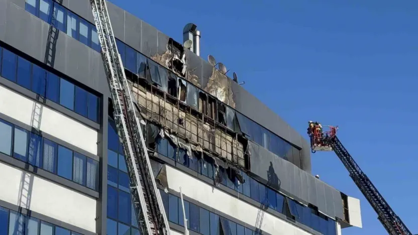 İş merkezinin dış cephesinde yangın çıktı