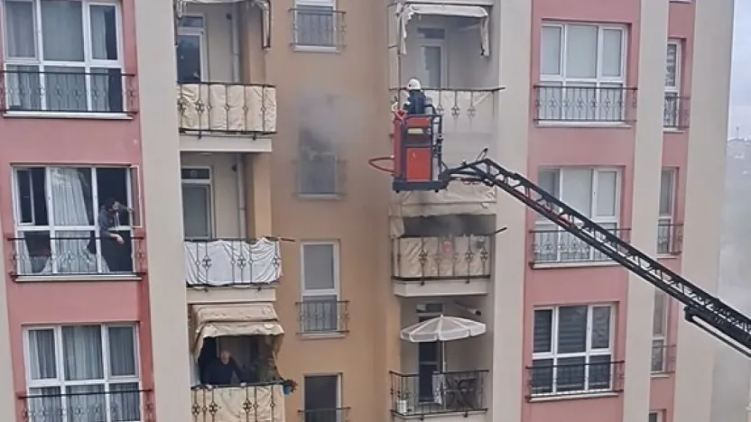 İtfaiye eri, oksijen maskesini vatandaşa verip hayatını kurtardı