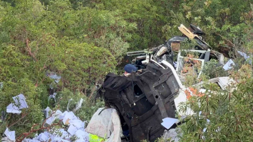 Tır uçurumdan yuvarlandı: 2 ölü