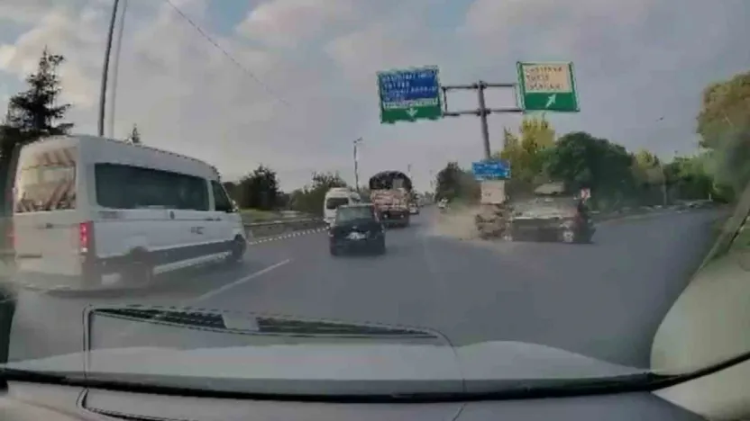 Kamyonla çarpışmaktan kaçınırken demir bariyerlere girdi