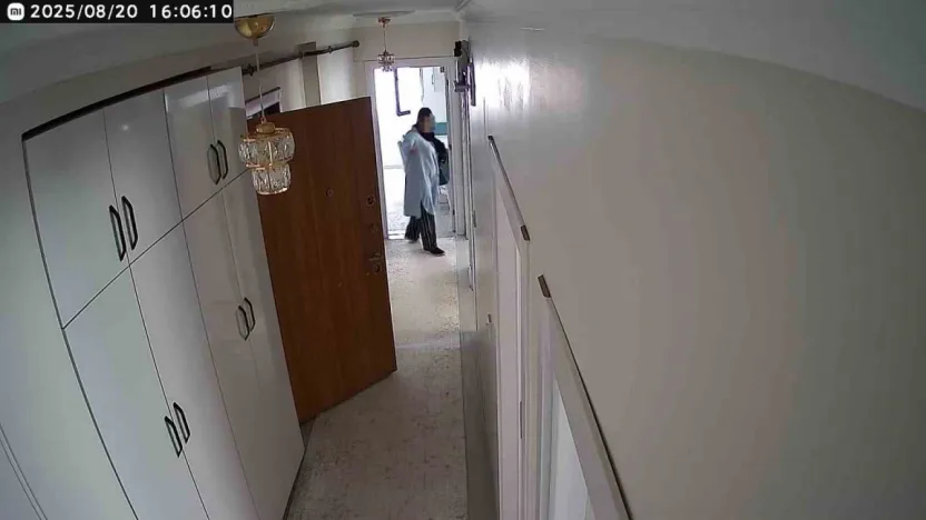 Kapıyı tıklatıp eve giren soyguncu kadınlar, kamerayı görünce panikledi
