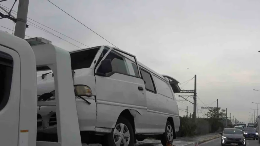 Kaygan zeminde kontrolden çıkan minibüs devrildi: 1 yaralı