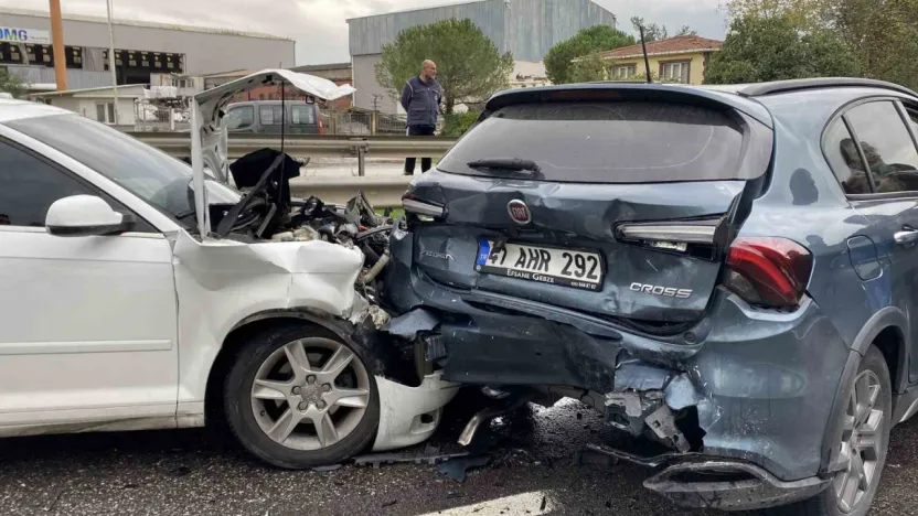 Kocaeli'de 5 araçlı zincirleme kaza: 1'i çocuk 5 yaralı