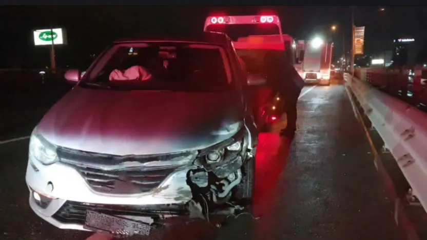 Kocaeli'de bariyerlere çarpan otomobilin sürücüsü yaralandı