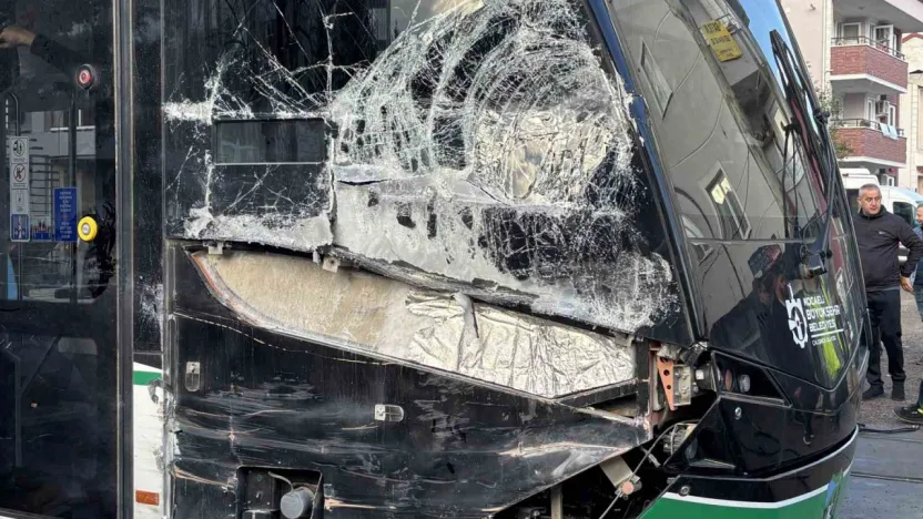 Kocaeli'de çöp kamyonu tramvaya çarptı: 3 yaralı