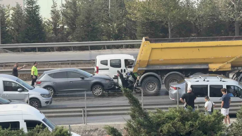 Kocaeli'de feci kaza: Motosiklet sürücüsü kamyonla otomobil arasına sıkıştı