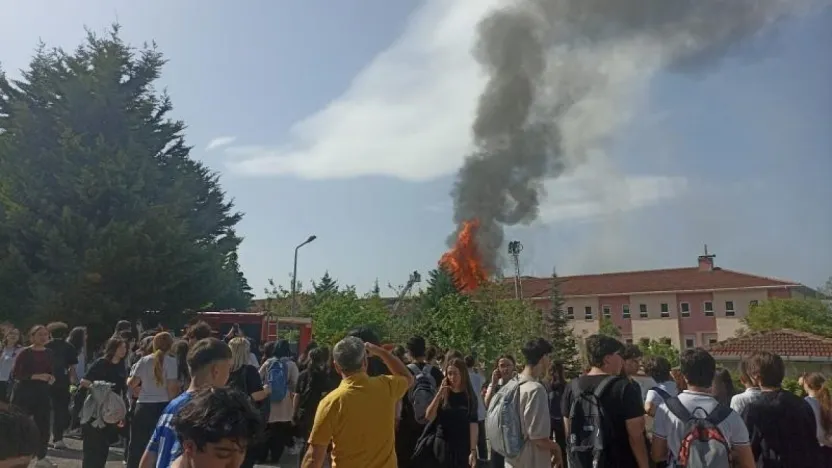 Kocaeli'de fen lisesi yanıyor, öğrenciler tahliye ediliyor