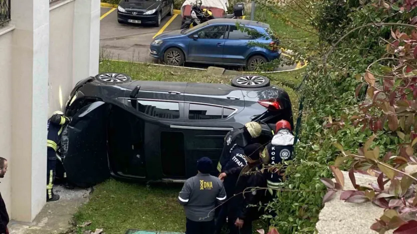 Kocaeli'de otomobil istinat duvarından düştü