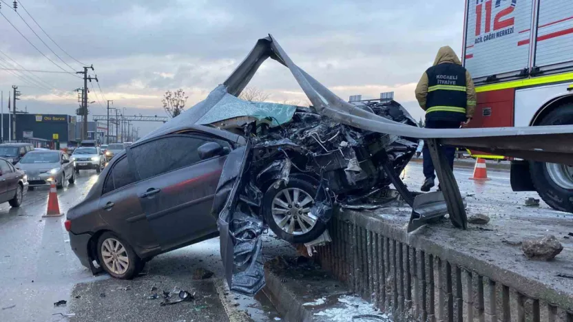 Kocaeli'de korkutan kaza: Otomobil bariyerlere ok gibi saplandı