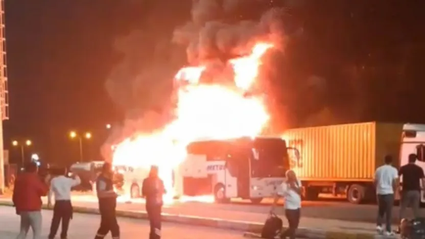Kocaeli'de park halindeki otobüs alev alev yandı