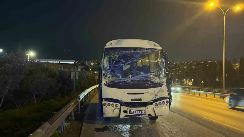 Kocaeli'de servis minibüsü tıra çarptı: 6 yaralı