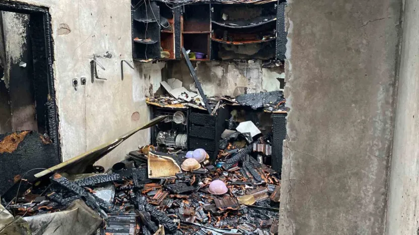 Evlerin çatıları uçtu, vatandaş tenteyle birlikte savruldu