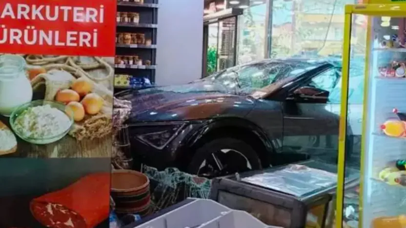 Kontrolden çıkan cip şarküteriye daldı