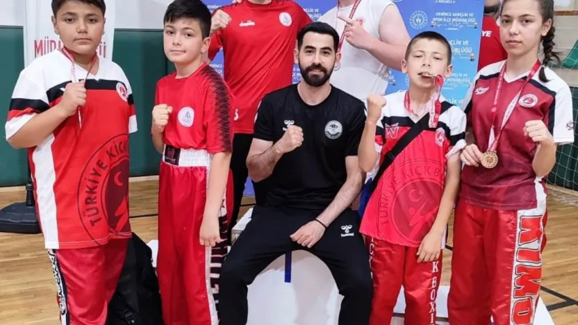 Körfez GB sporcuları madalya kürsüsünde