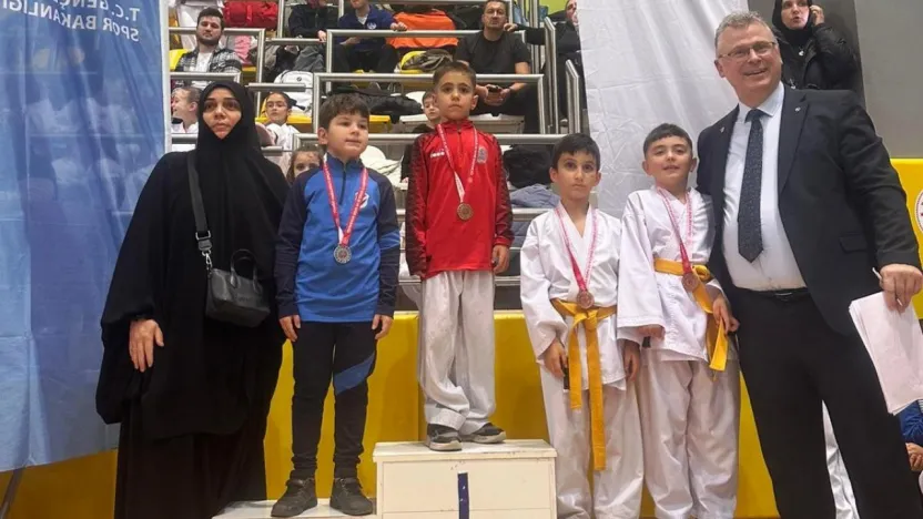 Körfez'in genç ve minik karatecileri 23 madalya aldı