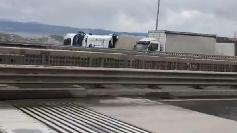 Kuzey Marmara Otoyolu'nda şiddetli fırtına: 2 tır devrildi