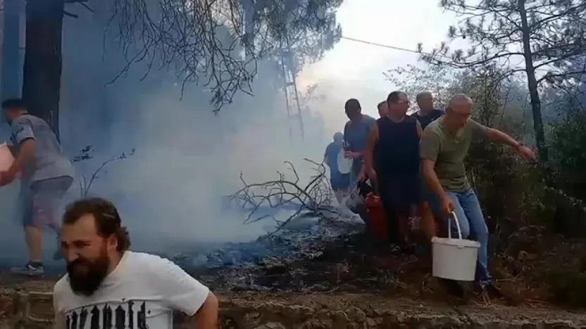 Mahalleli birlik oldu, orman yangınına kovalarla müdahale etti