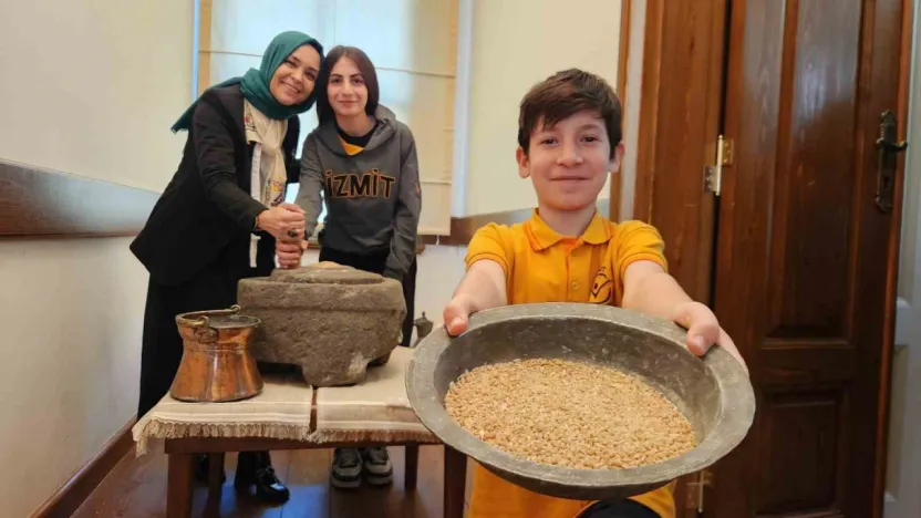 Minik eller taş değirmende buğday öğüttü, zeytin kurdu