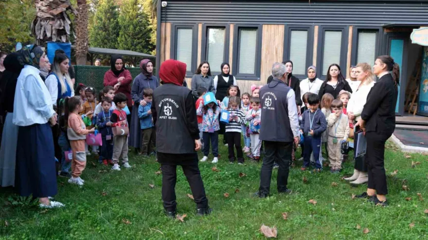 Minikler hem deprem çantası hazırladı hem çök-kapan-tutun yaptı