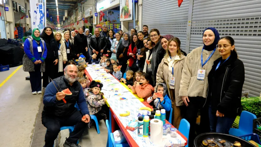 Minikler, yerli malını hal binasında öğrendi