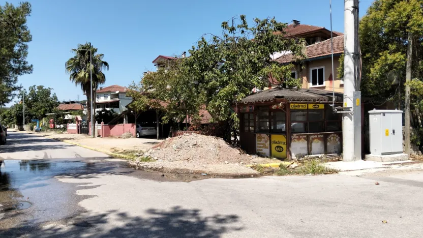 Molozlar yaya yolunu kapatıyor