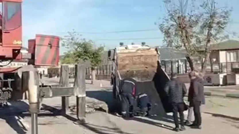 Okul bahçesinde zemin çöktü!