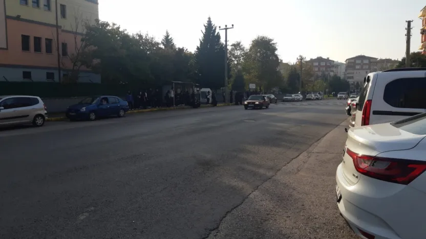 Okul önünde kılıçlı şov