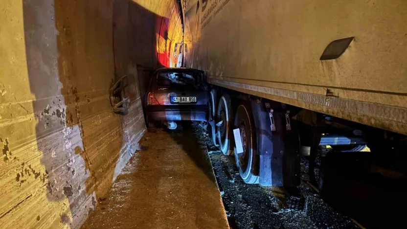 Otomobil, duvarla tır arasında sıkıştı: TEM'de ulaşım aksadı