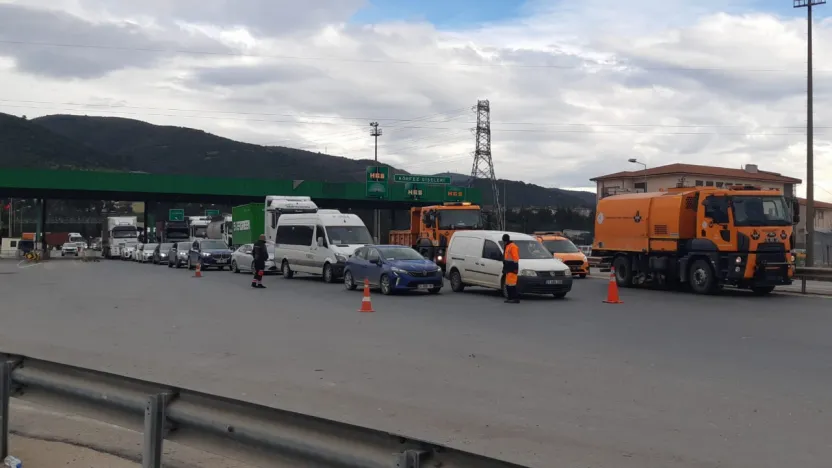Otoyol çıkışında onarım trafiği kilitledi