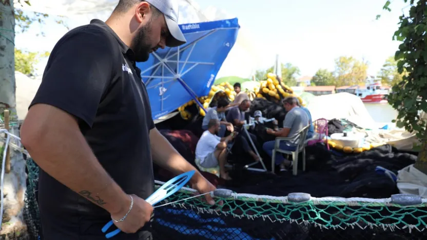 Palamuttan ümidini kesen balıkçılar, ağlarını hamsi için onardı