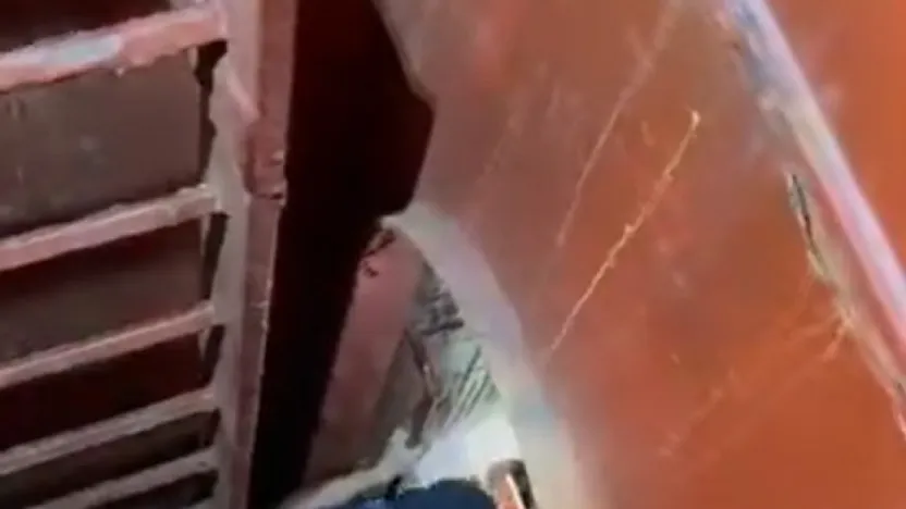 Safiport Limanı'nda geminin ambarına düşen işçi yaralandı