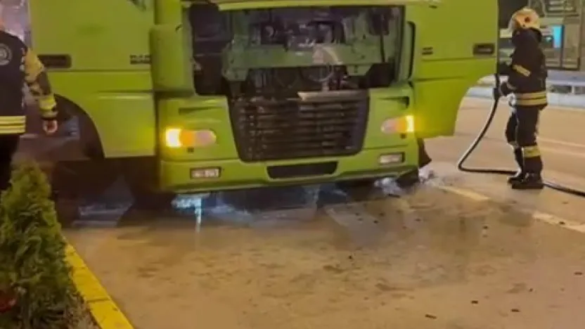 Seyir halindeki tır alev aldı