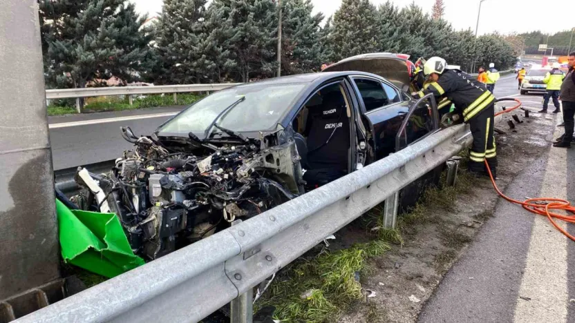 TEM'de otomobilin çarptığı bariyer yerinden söküldü: 1 yaralı