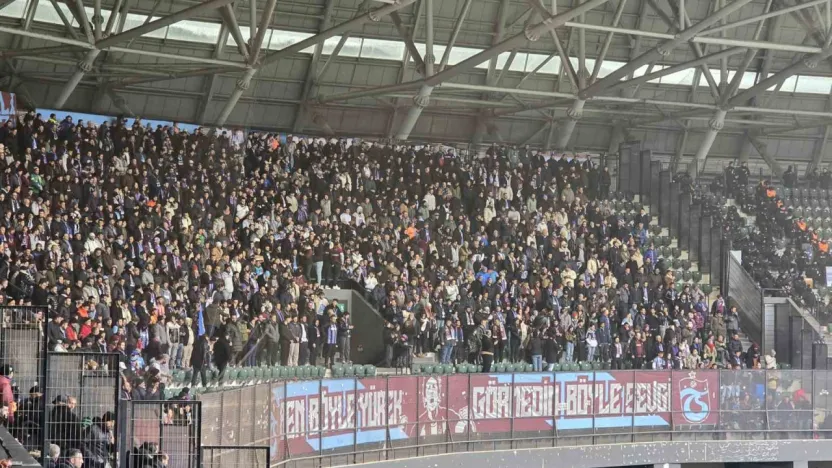 Trabzonspor taraftarı, Kocaeli'de takımını yalnız bırakmadı