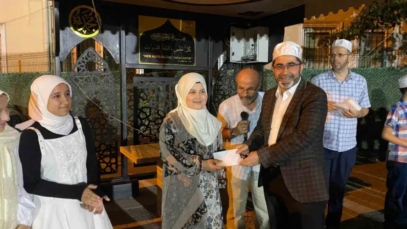 Vefa gecesinde Kur'an kursu öğrencileri ödüllerini aldı