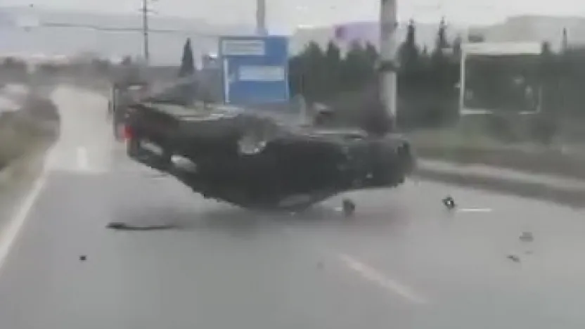 Yağışlı yolda makas atan otomobil tepetaklak oldu