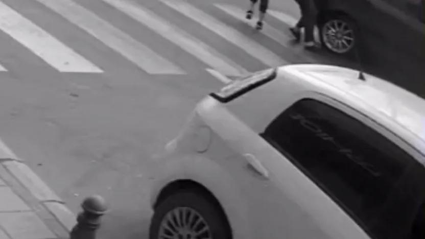 Yaya geçidinde görme engelli kadının ayağının üzerinden otomobil geçti