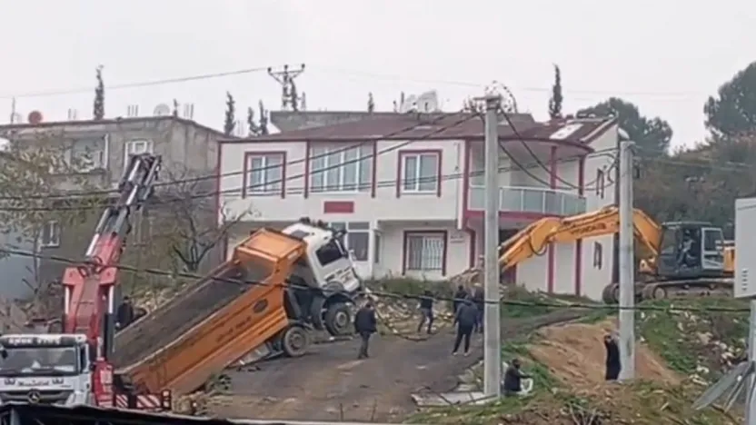 Yük boşaltan kamyon askıda kaldı