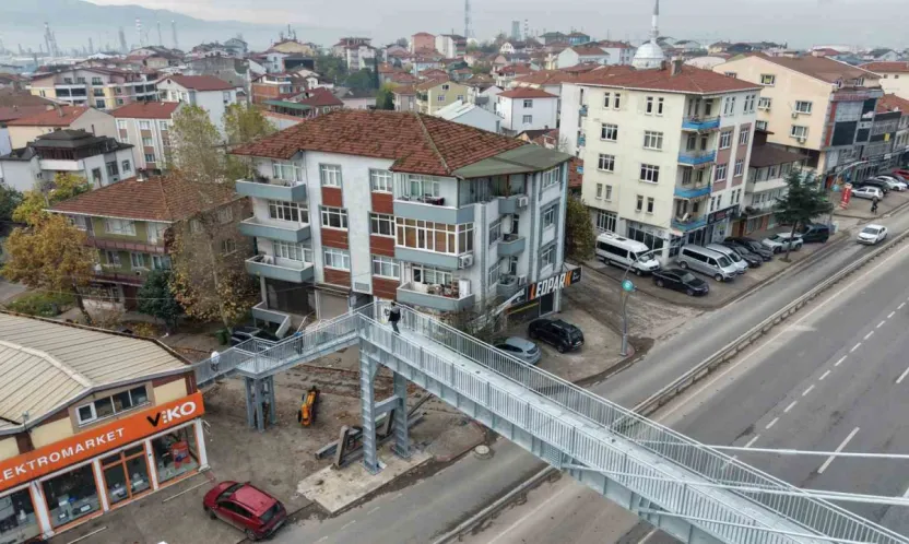 Yayalar evimi izliyor şikayeti üst geçidi yıktırdı: Evi yine görebiliyoruz