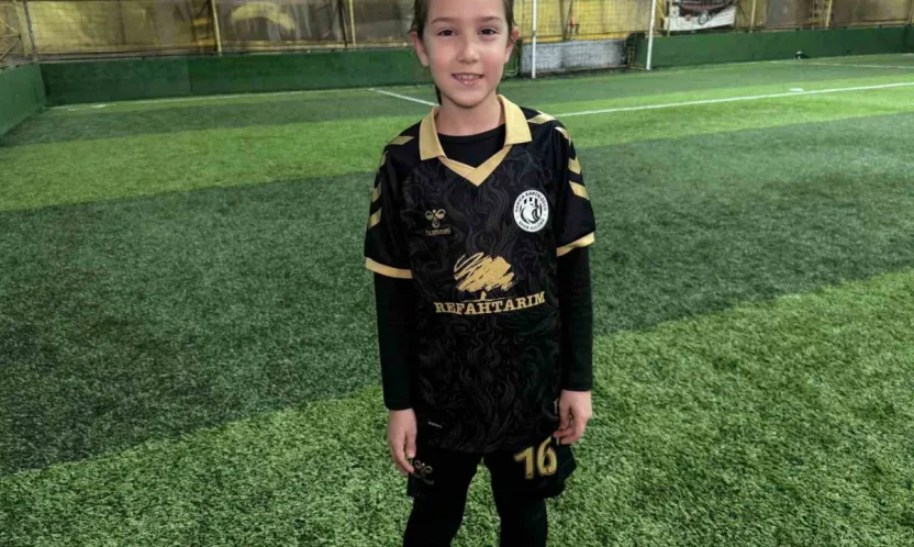 9 yaşındaki Defne'nin golleri beğeni topladı