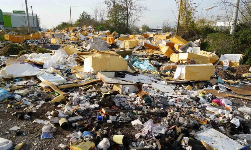 Açık hava çöplüğü: Güveç bile var